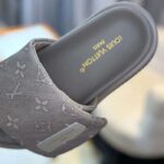 Louis Vuitton Unisex Pool Pillow Flat Comfort Mule Beige Monogram Jacquard 1ACJ01 - immagine 9