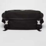 Borsa a tracolla unisex Prada Re-Nylon in pelle Saffiano con chiusura a patta in tessuto nero