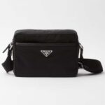 Borsa a tracolla Prada unisex in re-nylon saffiano con chiusura a cerniera in tessuto e pelle