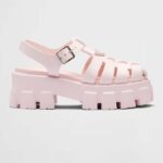 Sandalias Prada Monolith de gomaespuma para mujer con logotipo triangular de metal esmaltado
