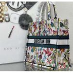 Dior Unisex Large Dior Book Tote White Multicolor Toile De Jouy Fantastica Embroidery - immagine 5