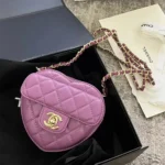 Chanel Dam CC Hjärtformad Väska Lila Kalvskinn Läder Guldtonad Metall