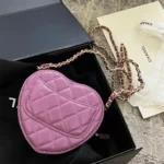 Chanel Dam CC Hjärtformad Väska Lila Kalvskinn Läder Guldtonad Metall