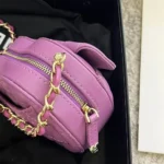 Chanel Dam CC Hjärtformad Väska Lila Kalvskinn Läder Guldtonad Metall