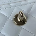 Chanel Dam CC Hjärtformad Väska Vit Kalvskinn Läder Guldtonad Metall