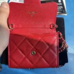 Monedero con solapa Chanel para mujer, cadena de piel de becerro granulada iridiscente, color rojo