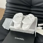 Sandalo Chanel CC Open Toe da donna in pelle di vitello - Bianco