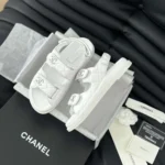 Sandalo Chanel CC Open Toe da donna in pelle di vitello - Bianco