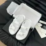 Sandalo Chanel CC Open Toe da donna in pelle di vitello - Bianco