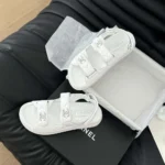 Sandalo Chanel CC Open Toe da donna in pelle di vitello - Bianco