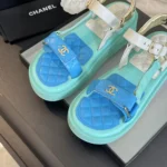 Sandales à bout ouvert Chanel pour femme en cuir de veau Aqua