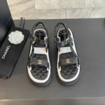 Chanel Dam Sandaler med öppen tå i kalvskinn, svartvitt