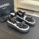Chanel Dam Sandaler med öppen tå i kalvskinn, svartvitt