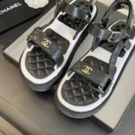 Chanel Dam Sandaler med öppen tå i kalvskinn, svartvitt