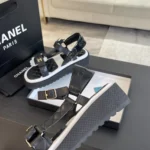 Chanel Dam Sandaler med öppen tå i kalvskinn, svartvitt