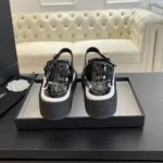 Chanel Dam Sandaler med öppen tå i kalvskinn, svartvitt