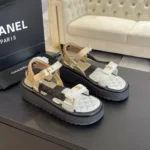 Sandale à bout ouvert Chanel pour femme en cuir de veau doré
