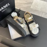 Sandale à bout ouvert Chanel pour femme en cuir de veau doré