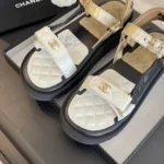 Sandale à bout ouvert Chanel pour femme en cuir de veau doré