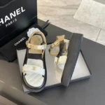 Sandale à bout ouvert Chanel pour femme en cuir de veau doré