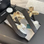 Sandale à bout ouvert Chanel pour femme en cuir de veau doré