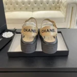 Sandale à bout ouvert Chanel pour femme en cuir de veau doré