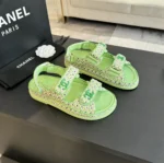 Sandali Chanel da donna in tessuto intrecciato verde tacco 1 cm