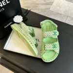 Sandali Chanel da donna in tessuto intrecciato verde tacco 1 cm