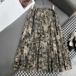 Jupe mi-longue plissée Dior Femme en gabardine de coton beige et noire à motif Paris allover