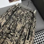 Jupe mi-longue plissée Dior Femme en gabardine de coton beige et noire à motif Paris allover
