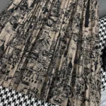 Jupe mi-longue plissée Dior Femme en gabardine de coton beige et noire à motif Paris allover