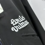 Louis Vuitton Damen Technischer Blouson mit gestricktem Kragen und Stickerei 1AFPU4