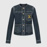 Veste en jean Louis Vuitton pour femme avec patch nautique LV 1AFMOMVeste en jean Louis Vuitton pour femme avec patch nautique LV 1AFMOM