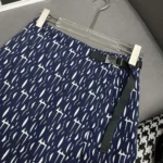 Skort aus weißem technischem Taft-Jacquard mit marineblauem Miss Dior Allover-Motiv