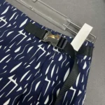 Skort aus weißem technischem Taft-Jacquard mit marineblauem Miss Dior Allover-Motiv