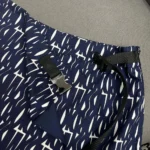 Skort aus weißem technischem Taft-Jacquard mit marineblauem Miss Dior Allover-Motiv