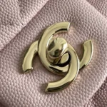 Chanel Damen Kleine Klassische Handtasche Aus Glänzendem Kalbsleder In Goldfarbenem Metall - Hellrosa