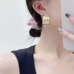 Orecchini a cerchio con clip da donna Chanel in metallo e resina