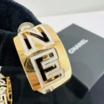 Orecchini a cerchio con clip da donna Chanel in metallo e resina