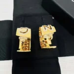 Orecchini a cerchio con clip da donna Chanel in metallo e resina