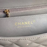 Borsa a mano Chanel Mini Classic da donna con manico superiore in pelle di vitello verniciata - Grigio