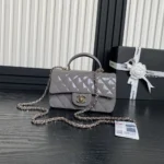 Borsa a mano Chanel Mini Classic da donna con manico superiore in pelle di vitello verniciata - Grigio