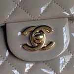 Borsa a mano Chanel Mini Classic da donna con manico superiore in pelle di vitello verniciata - Grigio