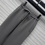 Louis Vuitton Damen Jogginghose mit Monogramm-Akzent-Strick-Grau 1AGCKE