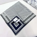 Dior Unisex Dior Oblique Diortwin 90 Quadratischer Schal aus grauem und marineblauem Seidentwill