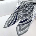 Dior Unisex Dior Oblique Diortwin 90 Quadratischer Schal aus grauem und marineblauem Seidentwill