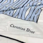 Sciarpa Dior unisex Miss Dior Allover 90 in twill di seta bianco e azzurro pallido