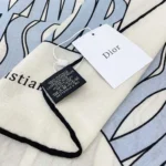 Sciarpa Dior unisex Miss Dior Allover 90 in twill di seta bianco e azzurro pallido