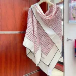 Sciarpa Dior unisex Miss Dior Allover 90 in twill di seta bianco e rosa pallido