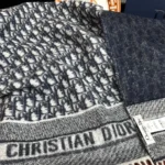 Sciarpa Dior Unisex Oblique in cashmere écru e blu navy